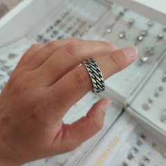 Anillo de Hombre con Detalles.