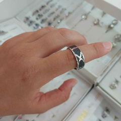 Anillo de Hombre con Detalles en Tipo Cruz.