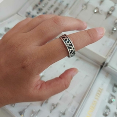 Anillo de Hombre con Detalles en S.