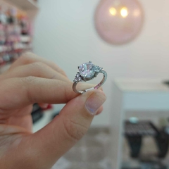 Anillo con Piedra Blanca Encastrada. - comprar online