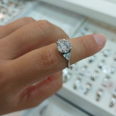 Anillo con Piedra Blanca Encastrada.