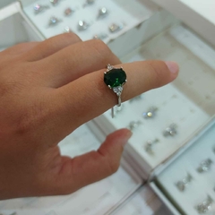 Anillo con Piedra Verde Encastrada.