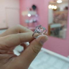 Anillo con Piedra Rosa Encastrada. - comprar online