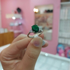 Anillo con Piedra Verde Encastrada. - comprar online