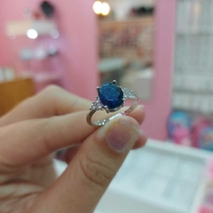 Anillo con Piedra Azul Encastrada. - comprar online