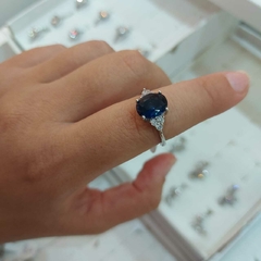 Anillo con Piedra Azul Encastrada.
