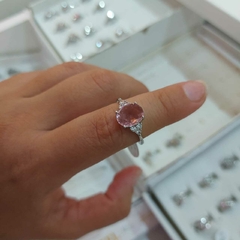 Anillo con Piedra Rosa Encastrada.