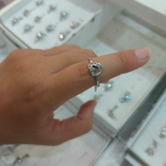 Anillo Corazón con Piedritas Encastradas.