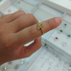 Anillo Rayito con Piedras Multicolor.