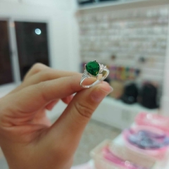 Anillo con Piedra Verde Encastrada. - comprar online