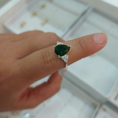 Anillo con Piedra Verde Encastrada.