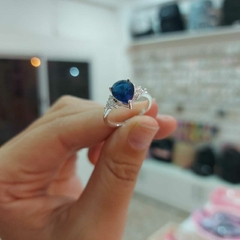 Anillo Tipo Gota con Piedra Azul Encastrada. - comprar online