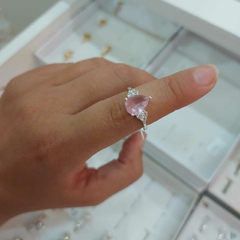 Anillo con Piedra Rosa Encastrada.