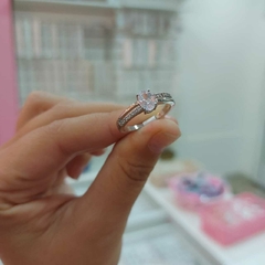 Anillo Tipo Rectangulito con Piedra Blanca Encastrada. - comprar online