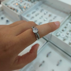 Anillo con Piedra Blanca Encastrada Grande.