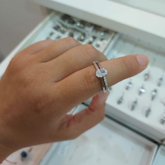 Anillo Tipo Rectangulito con Piedra Blanca Encastrada.