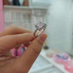 Anillo en Forma de Cuadradito con Piedritas Encastradas. en internet