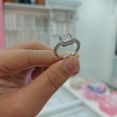 Anillo en Forma de Cuadradito con Piedritas Encastradas. - comprar online