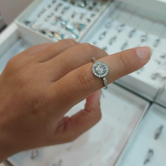 Anillo con Piedra Blanca Encastrada y Piedritas.