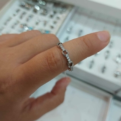 Anillo con Cuadraditos y Piedritas.