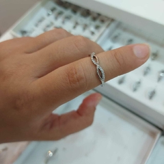 Anillo Infinito con Piedritas.