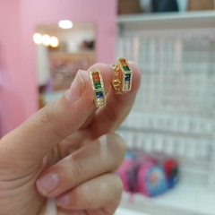 Argollitas Cliker en Forma de Rombito con Piedras Multicolor.
