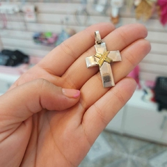 Dije Cruz con Detalles en Oro. - comprar online