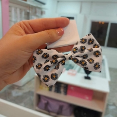 Moño con Margaritas. - Santa Rita Joyas y Accesorios