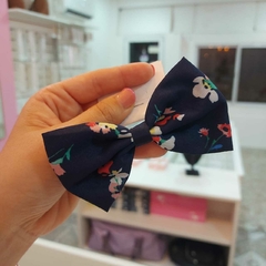 Moño Mediano con Flores. - Santa Rita Joyas y Accesorios