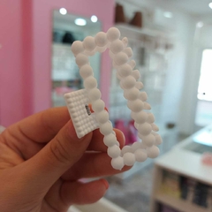 Broche en Forma de Rectangulito con Pelotitas.