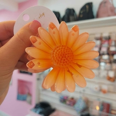 Broche Color Naranja en Forma de Margarita.