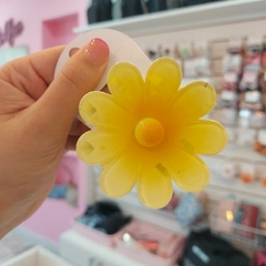 Broche en Forma de Flor Amarillo.