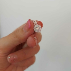 Dije Tipo Flor con Piedritas Blancas Encastradas. - comprar online