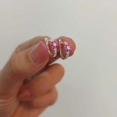 Argollitas Cliker con Flor Fucsia.