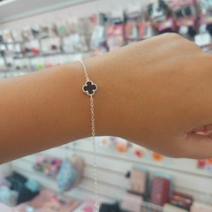 Pulsera Trébol Negro. - comprar online