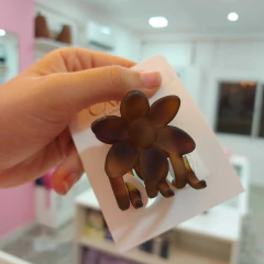 Broche Flor Marrón Mediano.