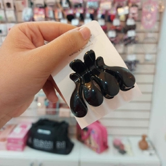Broche Negro Mediano.