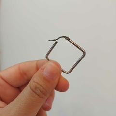 Argollitas Lisas en Forma de Rombito. - Santa Rita Joyas y Accesorios