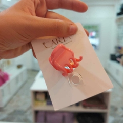 Broche Liso Chico. en internet