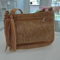 Cartera de Tela con Dos Compartimientos y Flecos.