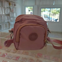 Bandolera de Tela Violeta con Tres Compartimientos.