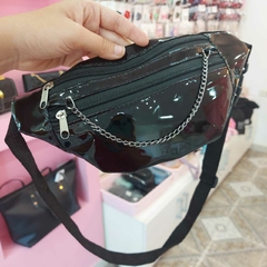 Riñonera de Charol Negra con Cadena. - comprar online