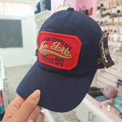 Gorra de Hombre Bordada "New York" Azul Fuerte. - comprar online