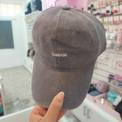 Gorra de Hombre Gris Bordada "London". - comprar online