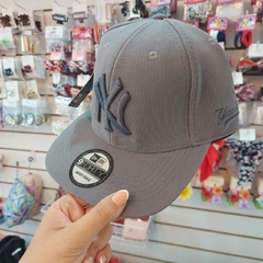 Imagen de Gorra de Hombre Reforzada y Bordada.