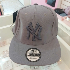 Gorra de Hombre Reforzada y Bordada. - Santa Rita Joyas y Accesorios
