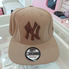 Gorra de Hombre Reforzada y Bordada.
