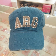 Gorra Hombre Bordada "ARG" Celeste.