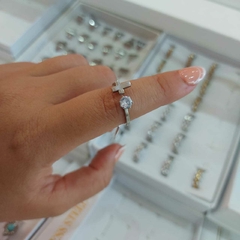 Anillo Semi Abierto Cruz y Piedrita.
