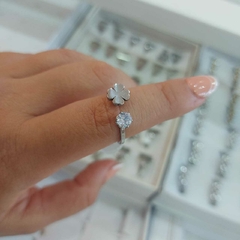 Anillo Semi Abierto Trébol y Piedrita.